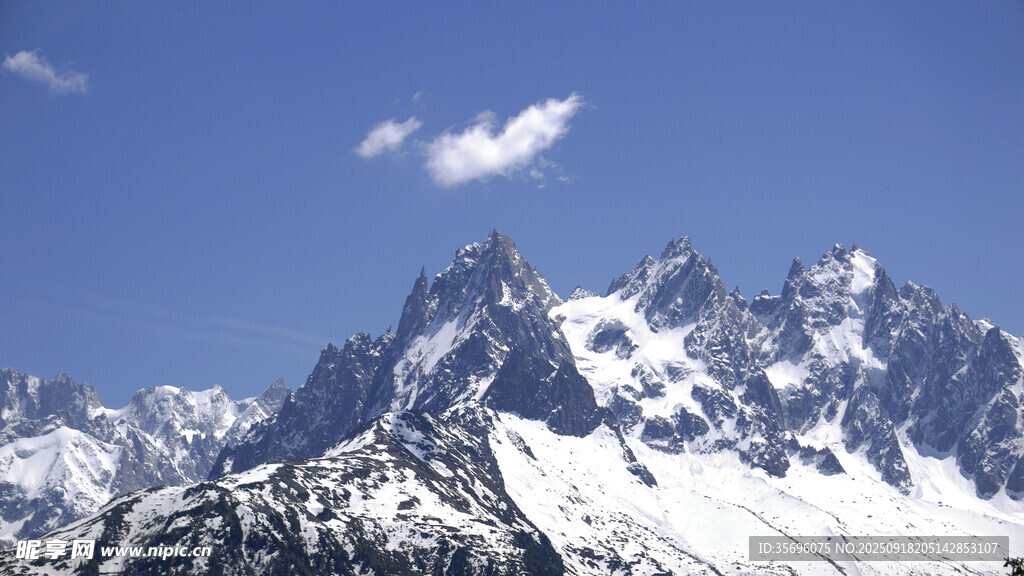 巍峨雪山美景