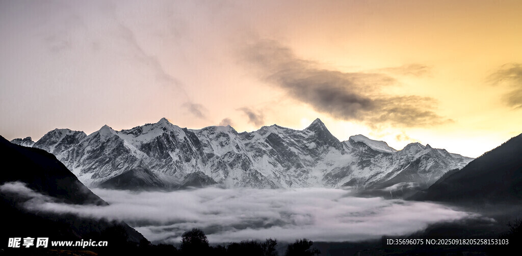 雪山云海壯麗日出景觀