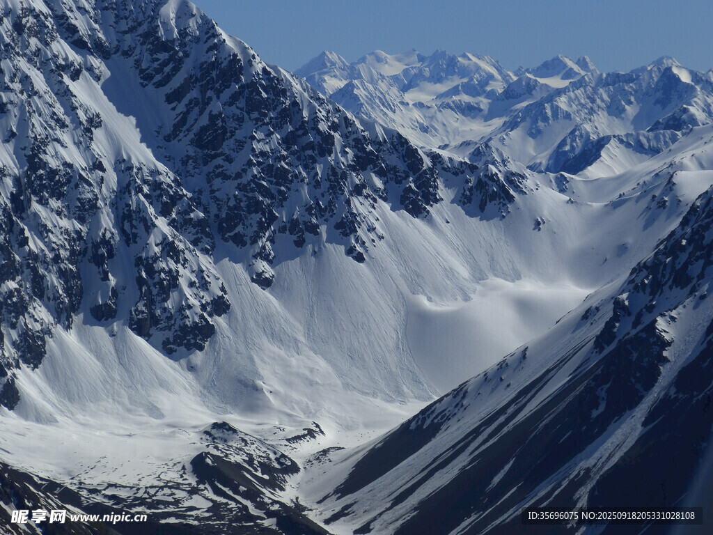 壯麗雪山山谷景觀