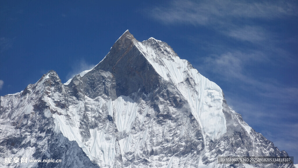 巍峨雪山