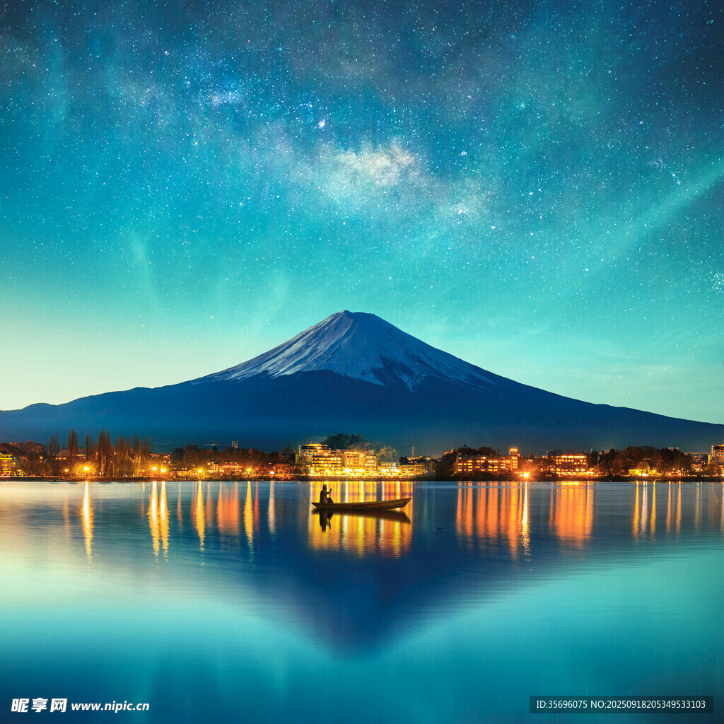 富士山夜景下的靜謐湖面