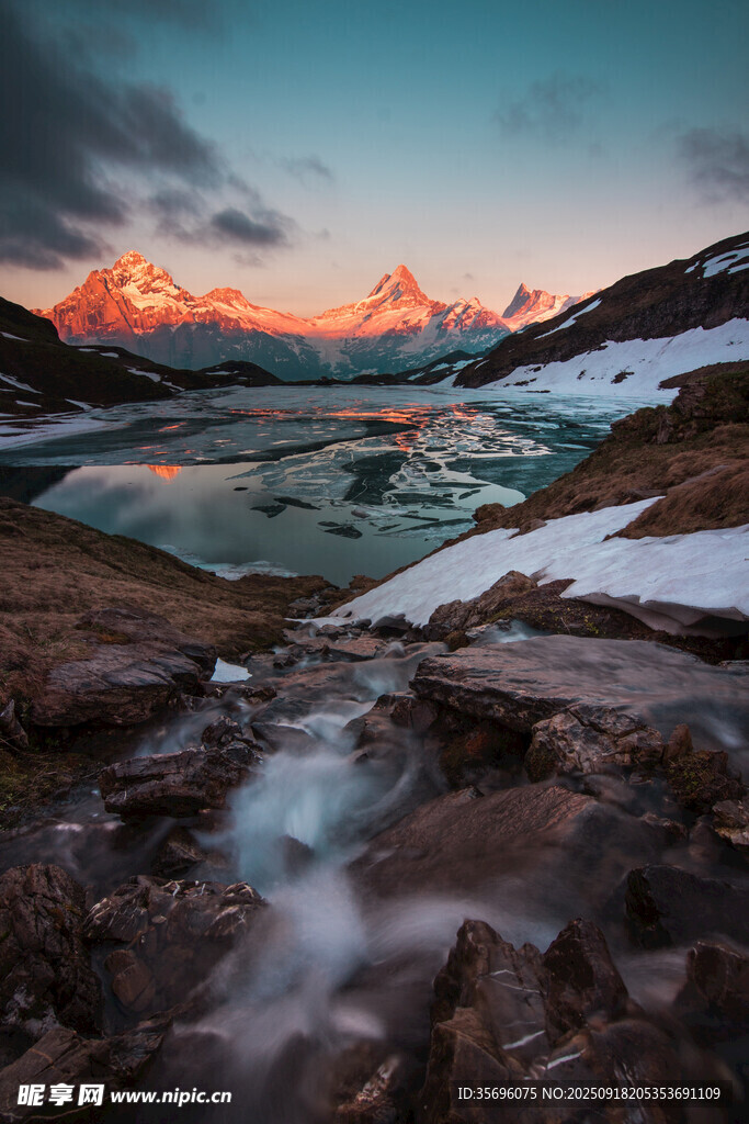 壯麗雪山下的溪流美景