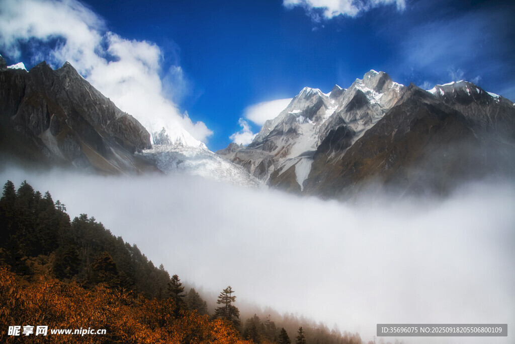 雪山云海間的壯麗景致