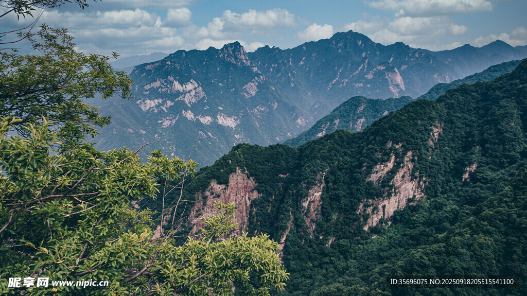 青山疊翠的壯美山間景色