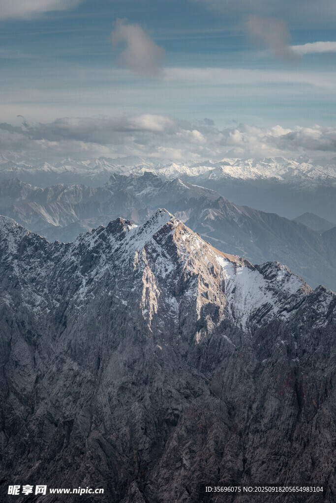 壯麗雪山云霧繚繞景觀