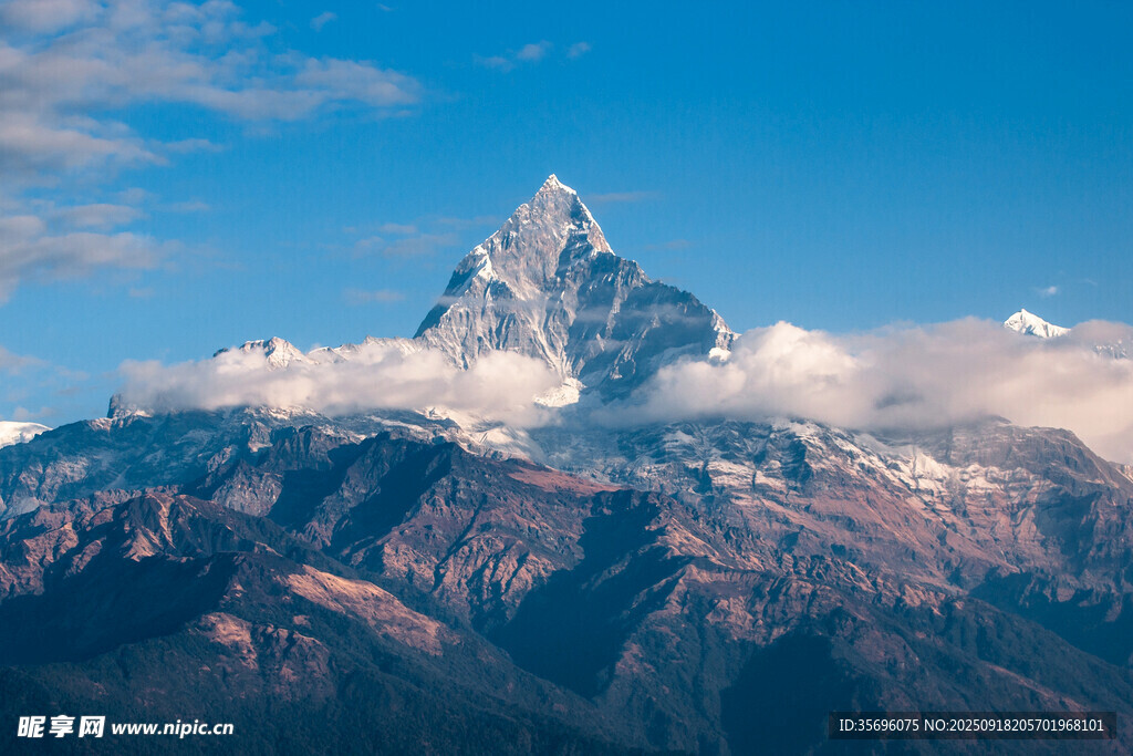 巍峨雪山壯麗景觀