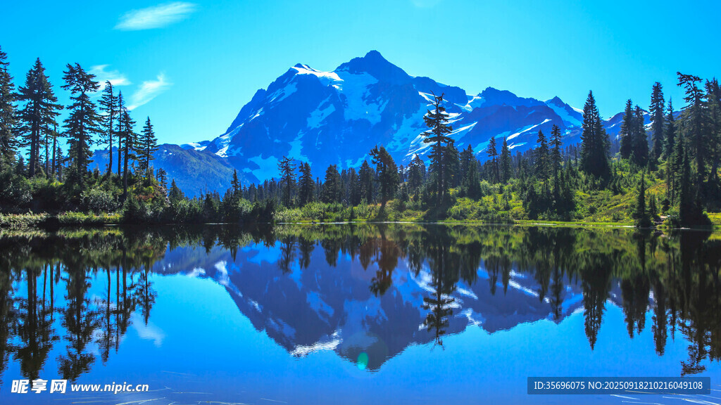 湖光山色中的靜謐山林美景