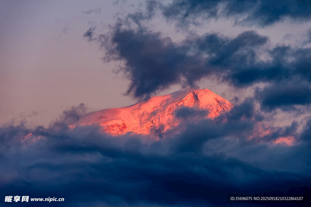 夕陽下的壯麗雪山景觀