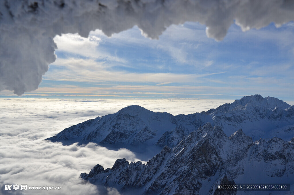 雪山云海間的壯麗景致