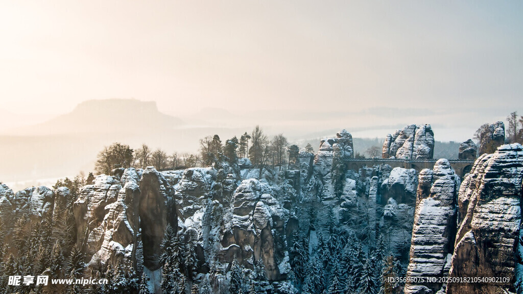 雪覆山林美景