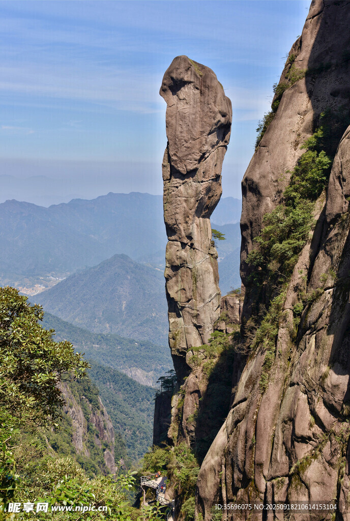 奇峰聳立的壯麗山景