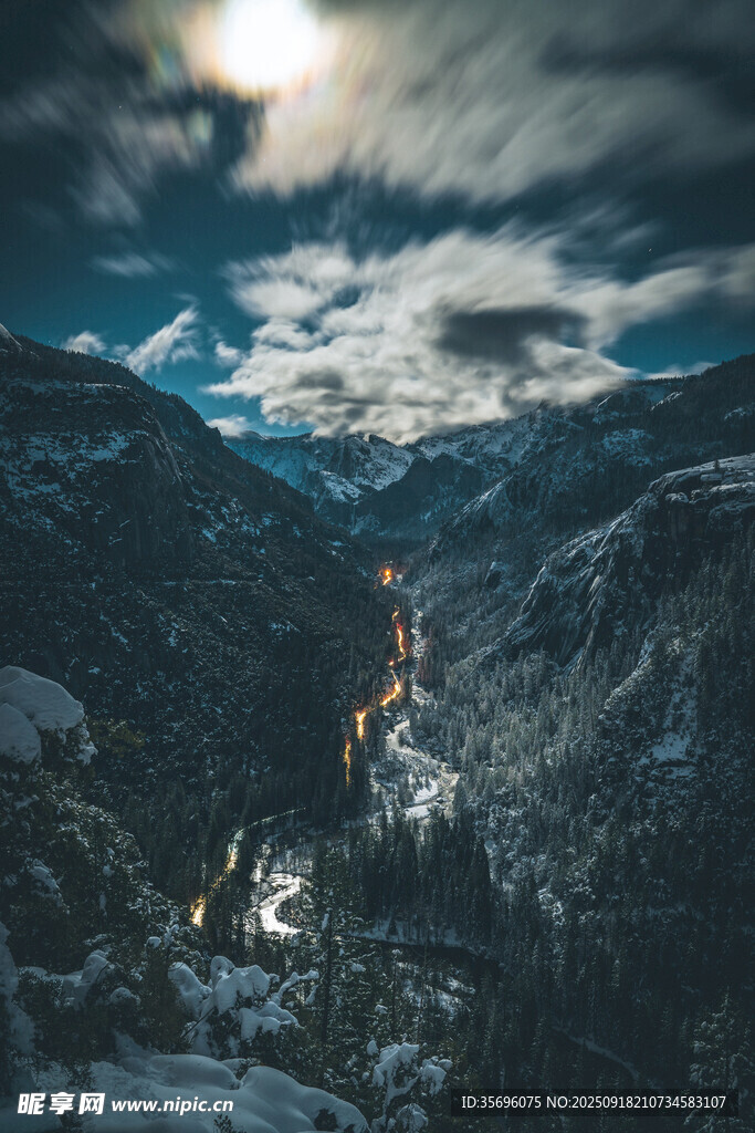 山間月夜美景