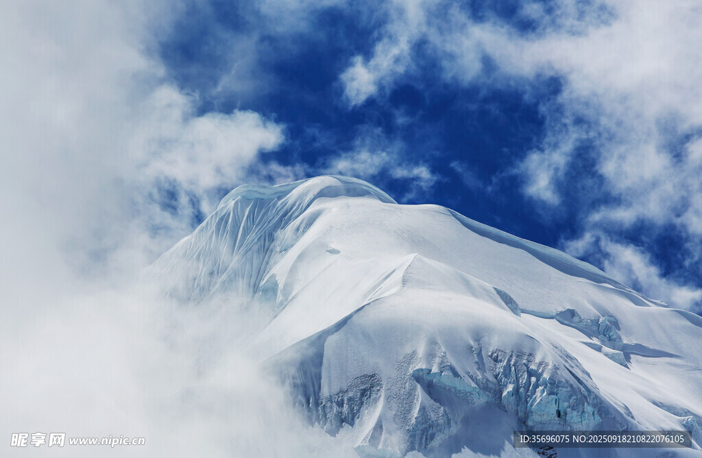 雪山之巔云霧繚繞美景