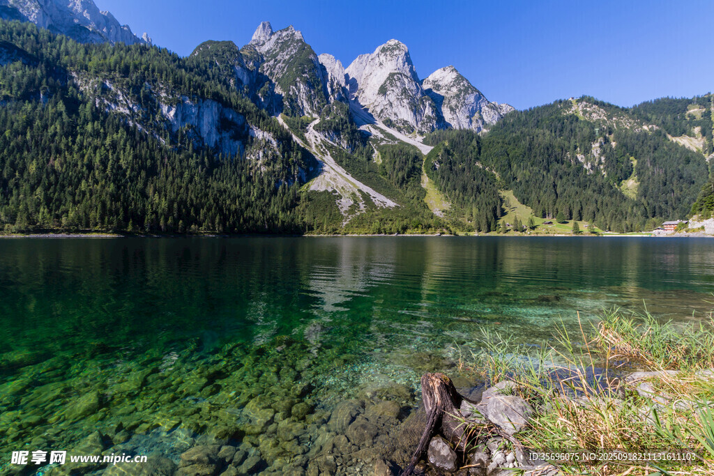 高山碧湖的自然美景