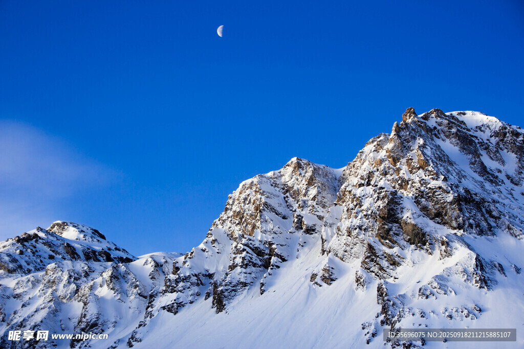 雪山之巔的明月美景