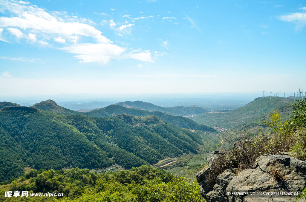 山巒綠意藍(lán)天壯美景色