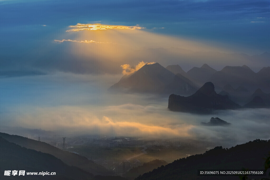 日出云海間的壯麗山景