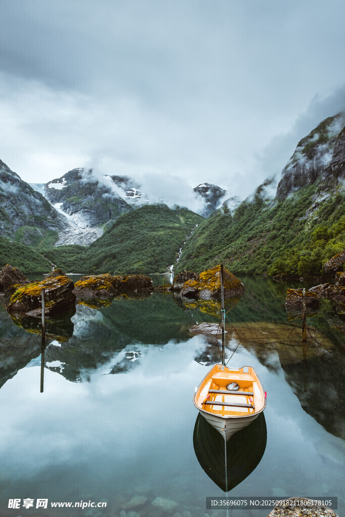 靜謐湖中小船與山水美景