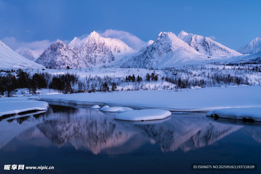 雪山湖泊冬日靜謐美景