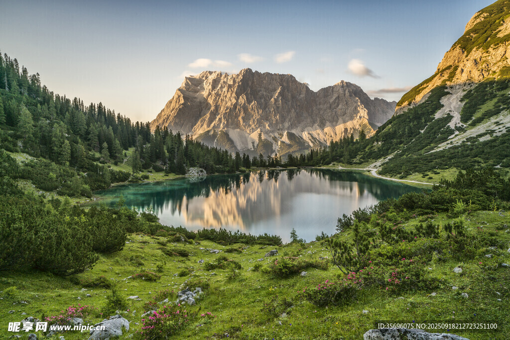 山間秀麗湖泊與蔥郁山林