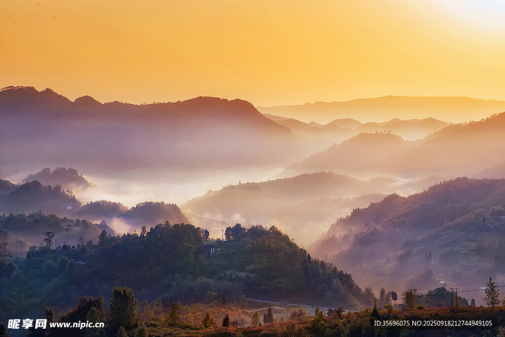 日出時(shí)分的壯美山巒景色