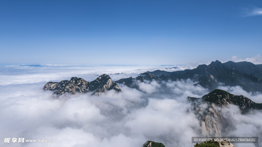 云海中的巍峨山巒