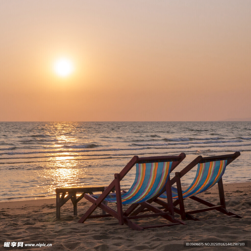 夕陽下的海邊休閑躺椅