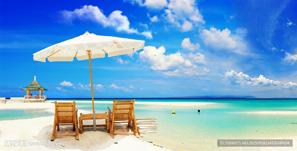 海邊沙灘桌椅遮陽傘美景