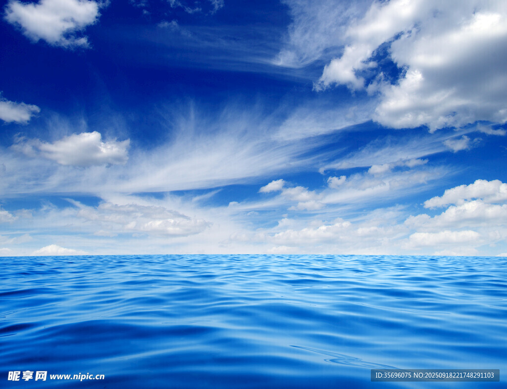 蔚藍海洋與天際美景