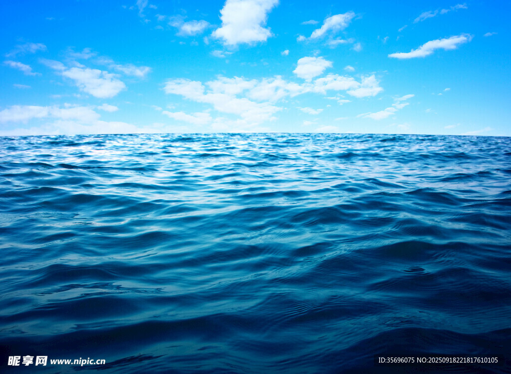 廣闊蔚藍(lán)大海與晴朗天空
