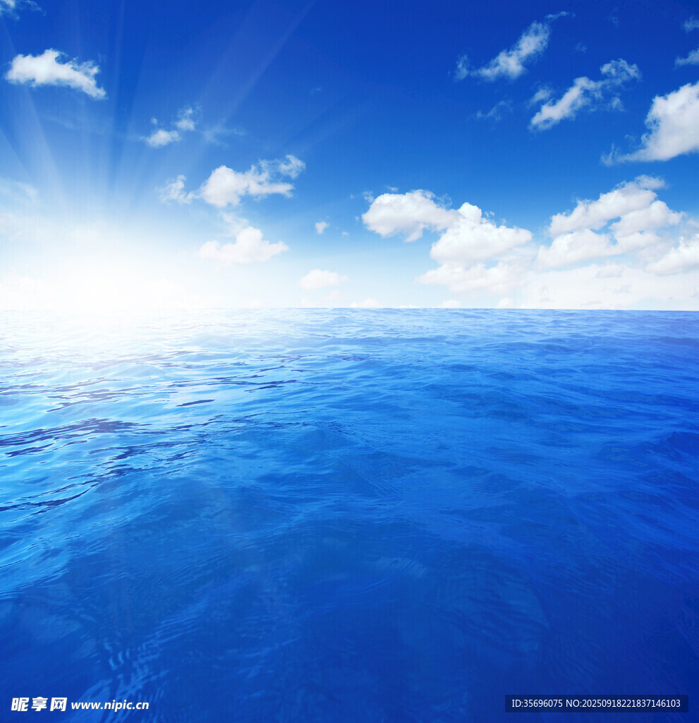 蔚藍(lán)大海與晴朗天空美景