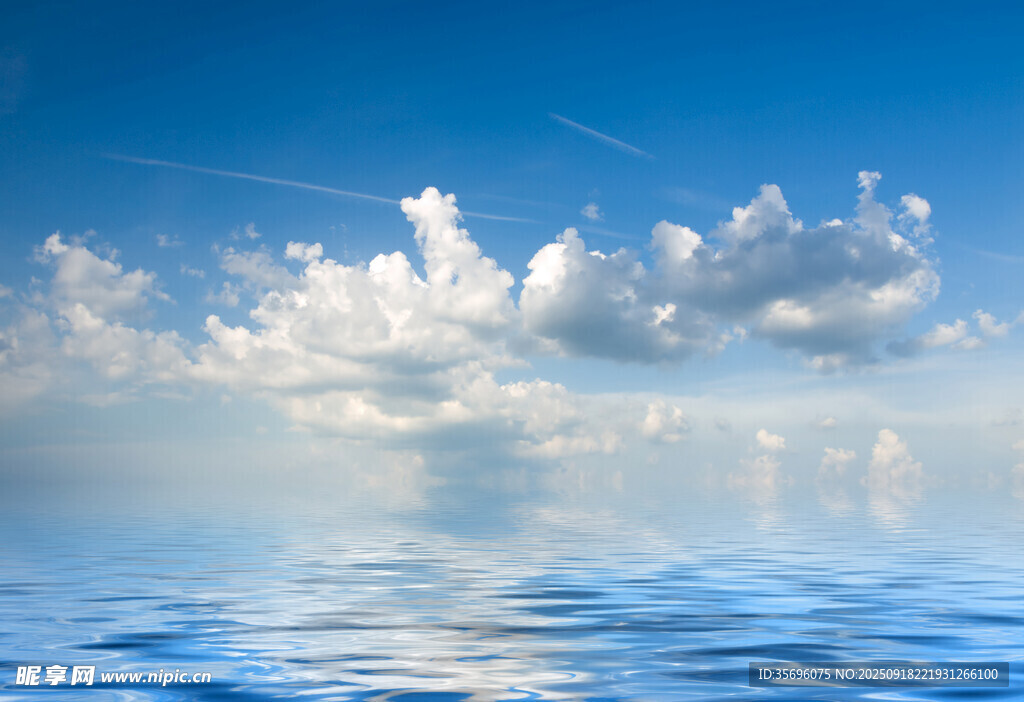 藍天碧海間的漂浮云朵