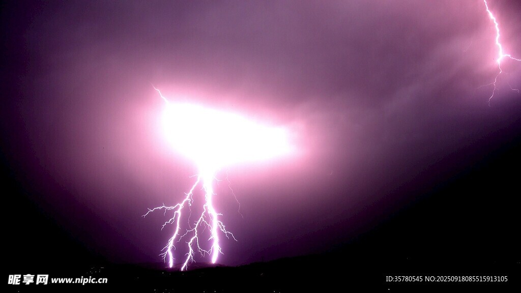 4k雷閃電打雷風(fēng)雨來臨視頻