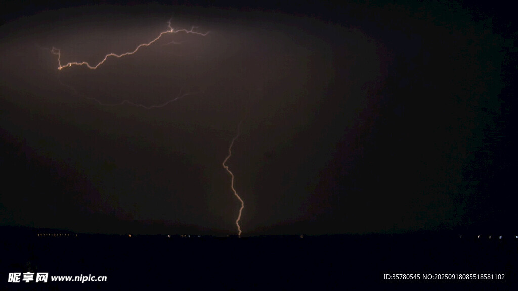 雷閃電打雷風(fēng)雨來臨視頻