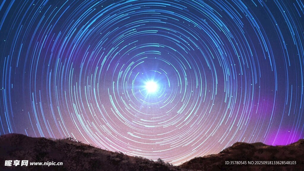 星空下的壯麗山巒夜景