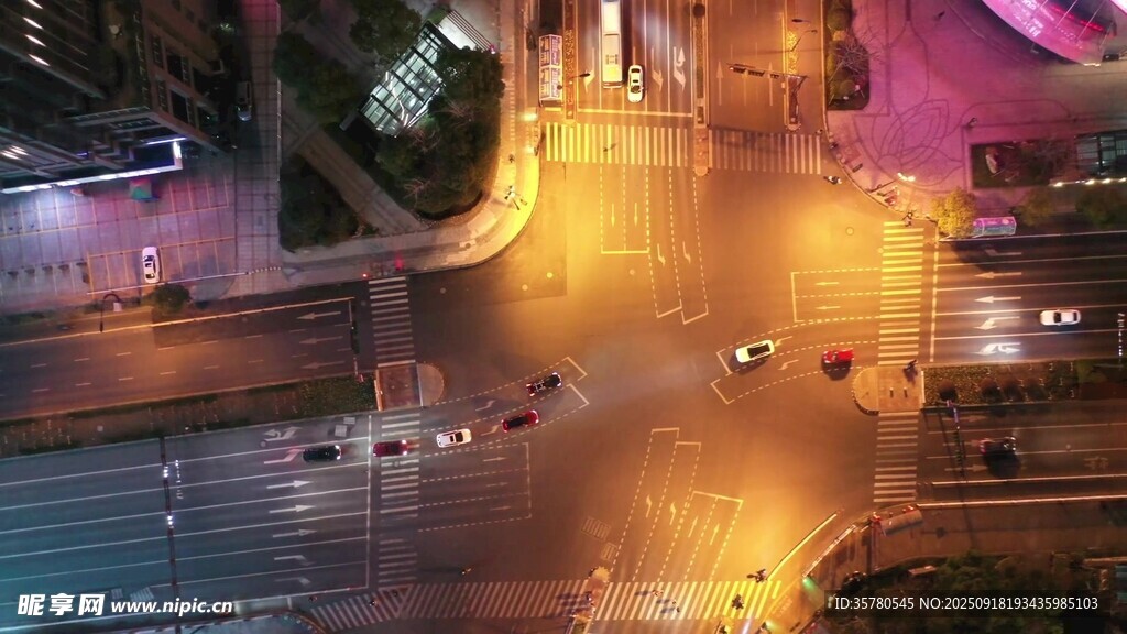 城市夜景中的繁忙交通路口
