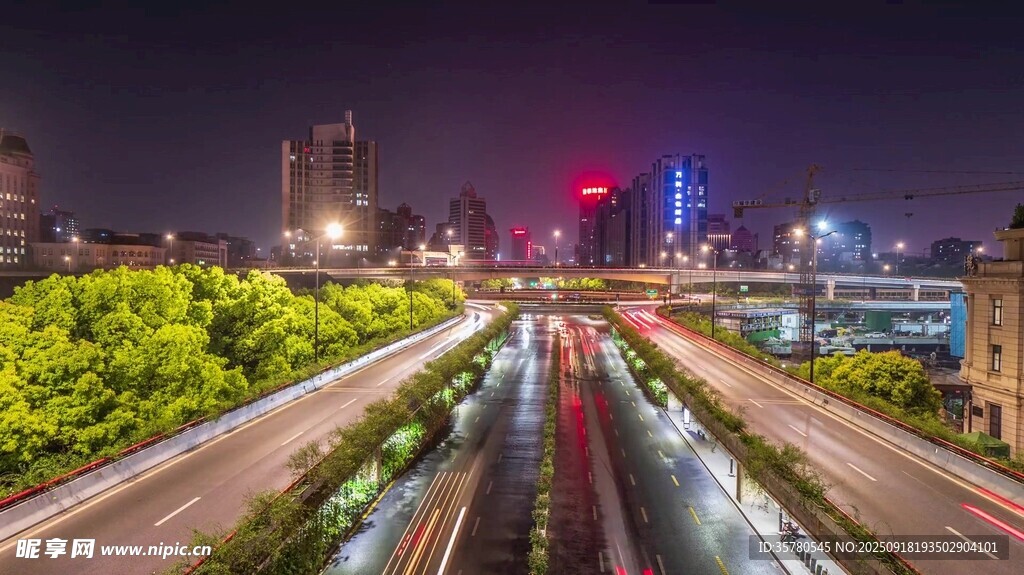 城市夜景中的繁忙公路