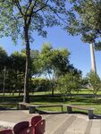 首鋼園公園休閑場景綠樹與座椅
