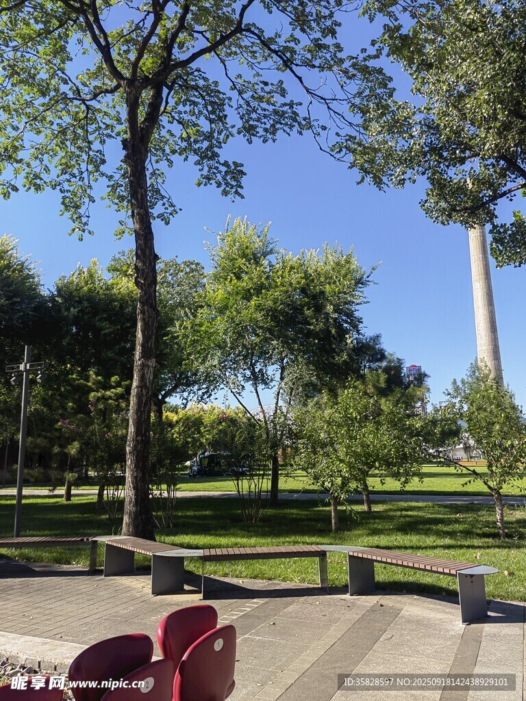 首鋼園公園休閑場景綠樹與座椅