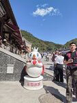 景區(qū)游客與特色雕塑場景