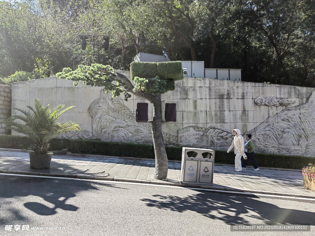 城市街道旁的交通信號燈