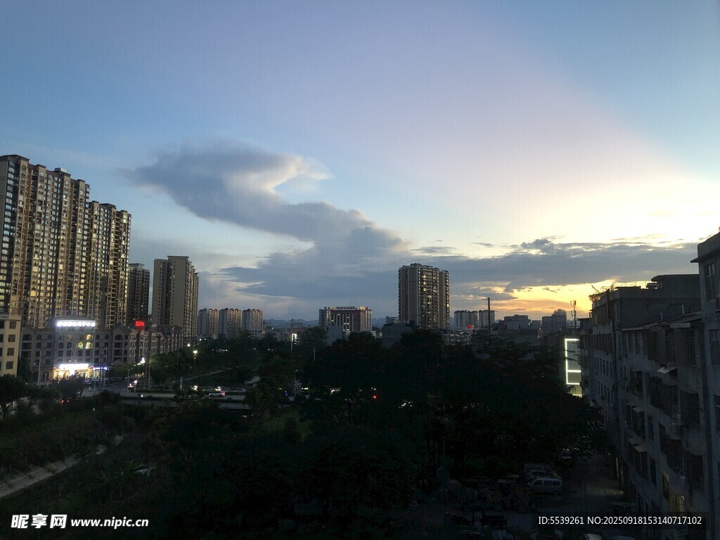 城市黃昏天際線景觀