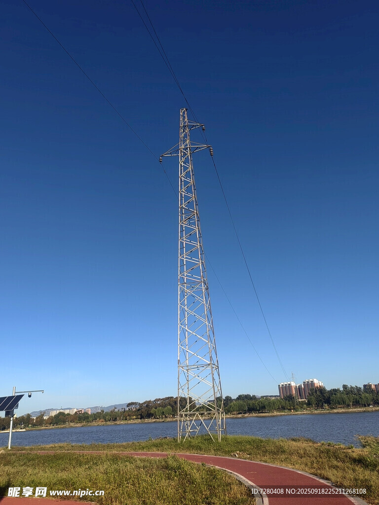 戶外高聳的輸電鐵塔