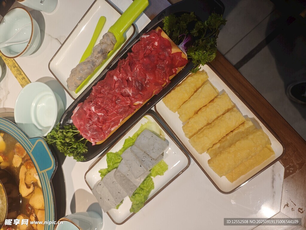 豐盛火鍋食材擺滿桌