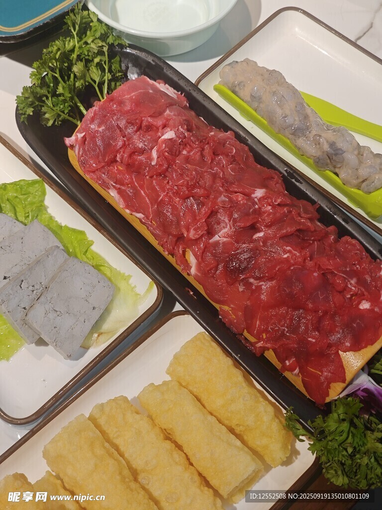 新鮮火鍋食材拼盤展示