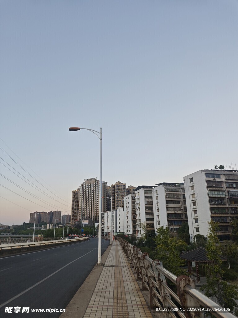 城市道路旁的現(xiàn)代建筑群