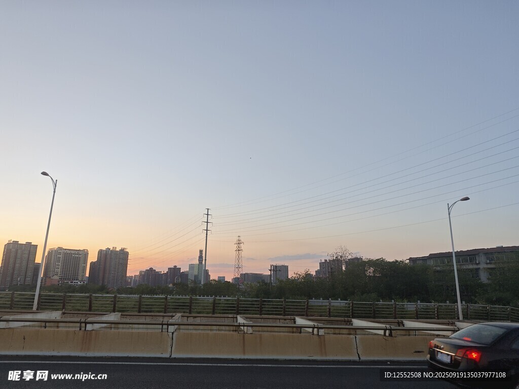 黃昏下的城市道路景觀
