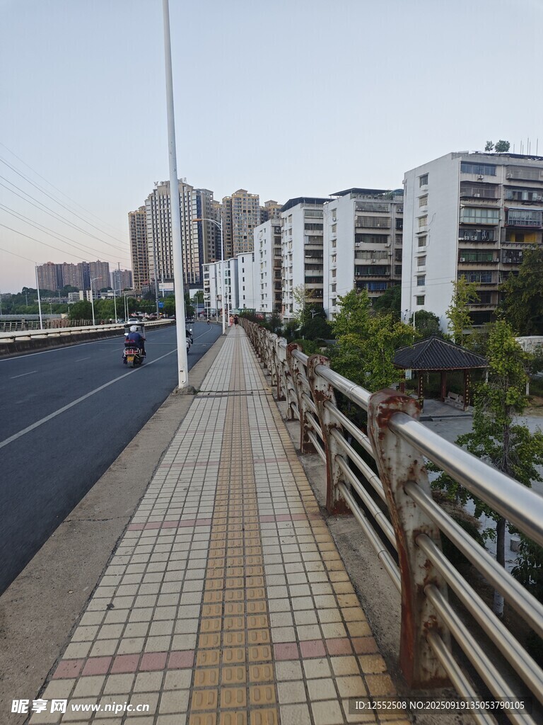 城市路邊步道風(fēng)景