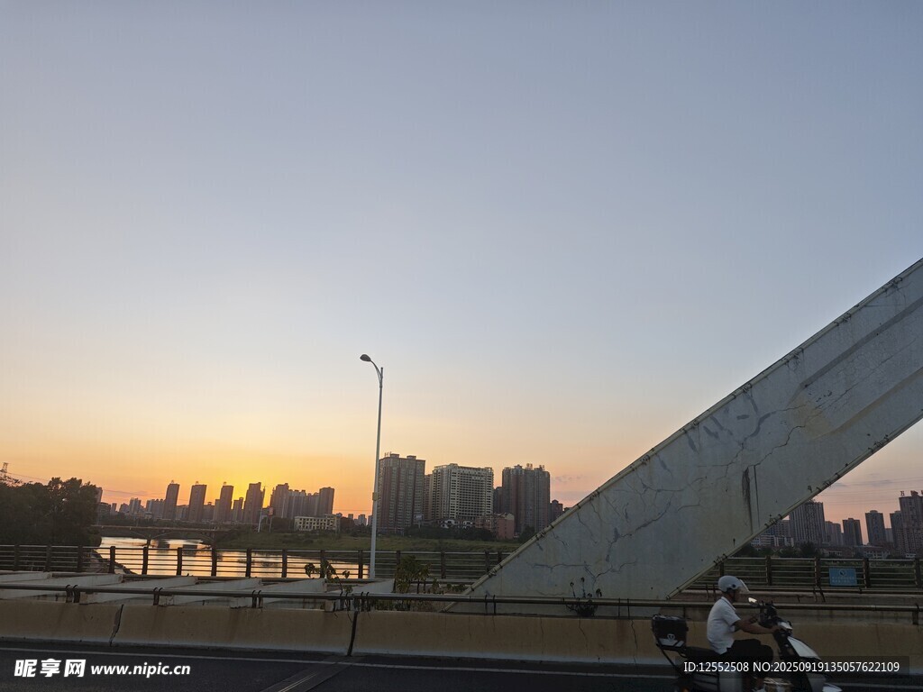 夕陽下的橋梁與騎行者