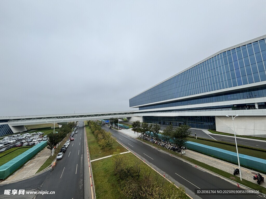 現(xiàn)代化機場外觀及周邊道路